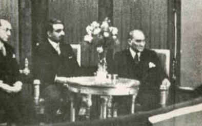 Dil ve Tarih-Coğrafya Fakültesi'nin, Ankara Halkevi salonunda Atatürk'ün de katıldığı bir törenle eğitime başlaması. (09 Ocak 1936)