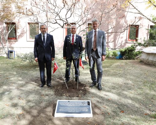 İsviçre Büyükelçisi’nden Ankara Üniversitesine 100. Yıl Fidanı
